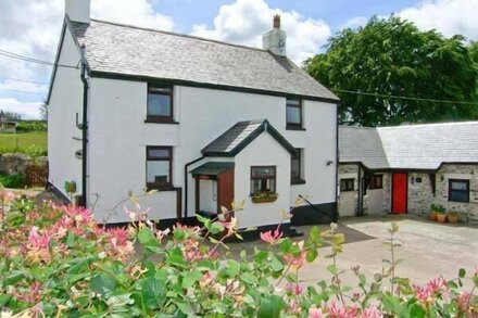 THE OLD FARMHOUSE, pet friendly, with a garden in Llanrwst