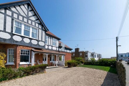 Saxon House - Seven Bedroom House, Sleeps 14