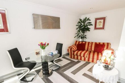 CHAPEL GREEN STUDIO, pet friendly, with pool in Polgooth