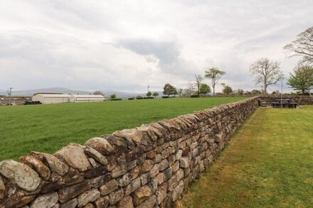 INGLEBOROUGH BARN, pet friendly, with hot tub in High Bentham