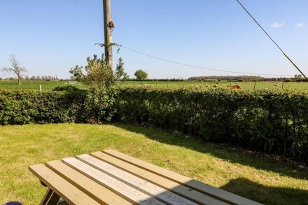 2 PINES FARM COTTAGES, family friendly, with open fire in Tadcaster