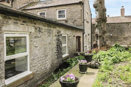 THE GATEHOUSE, luxury holiday cottage, with open fire in Middleham