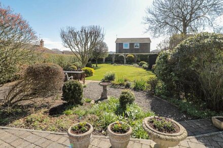 LYNDHURST COTTAGE, family friendly, with a garden in Beadnell