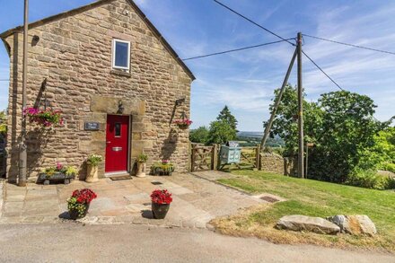 THE OLD CHAPEL, romantic, luxury holiday cottage in Crich