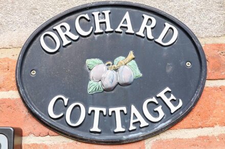 ORCHARD COTTAGE, pet friendly, character holiday cottage in Edlaston