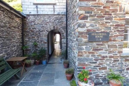 HOLLOWELL HOUSE, pet friendly, country holiday cottage in Boscastle