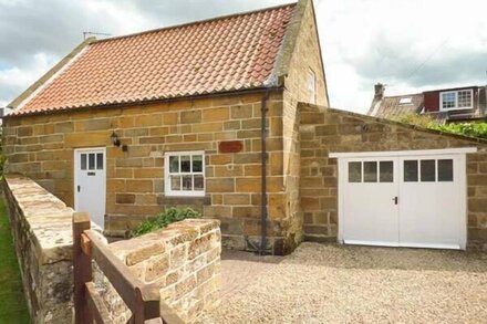 QUAKERS COTTAGE, family friendly, with a garden in Hinderwell