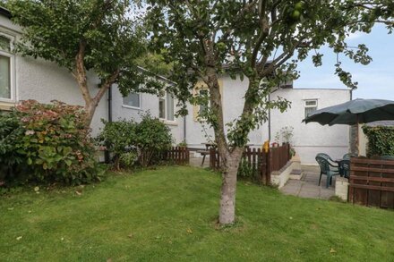 BANGOR COTTAGE, pet friendly, country holiday cottage in Bangor