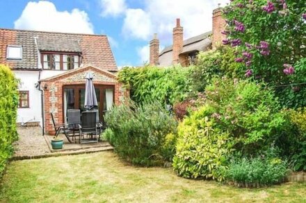 KINGSLEY COTTAGE, pet friendly, character holiday cottage in Stalham