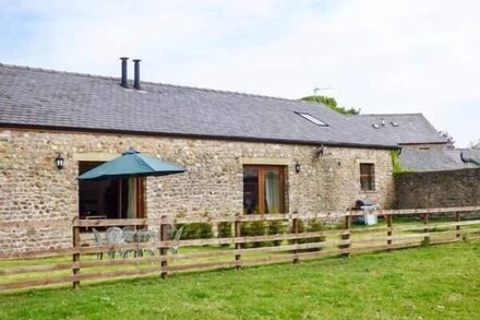 POPPY COTTAGE, pet friendly, with open fire in Lancaster