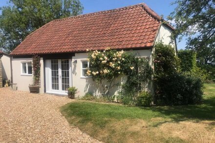 OKE APPLE COTTAGE, pet friendly, with a garden in Okeford Fitzpaine