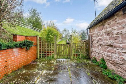 THE BOTHY, pet friendly, with a garden in Phocle Green