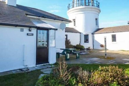 OLD HIGHER LIGHTHOUSE STOPES COTTAGE, with pool in Portland Bill