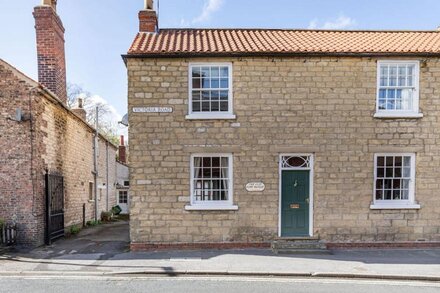 THE OLD PIPE HOUSE, pet friendly, character holiday cottage in Malton