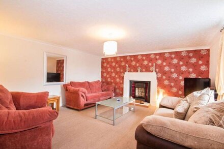 Large holiday home in the centre of Cromarty - pet friendly.