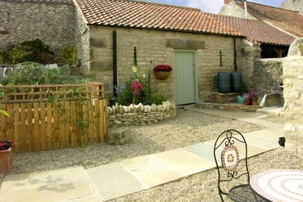 COW BYRE COTTAGE, character holiday cottage, with a garden in Wrelton