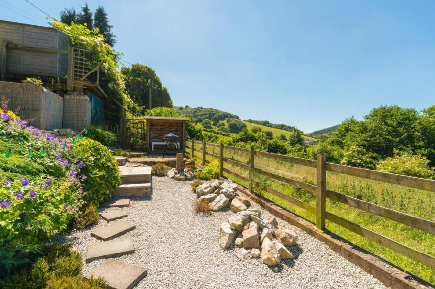 THE OLD CHAPEL, pet friendly, with hot tub in Stiperstones