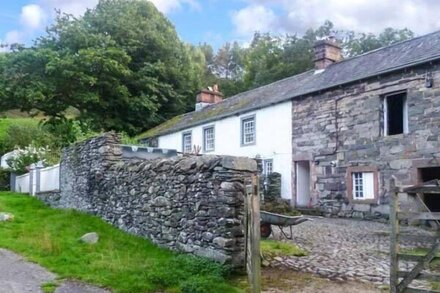 TOWNHEAD FARMHOUSE, pet friendly, with open fire in Pooley Bridge