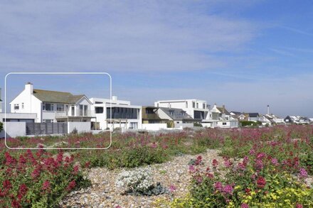 Beach House with huge deck & hot tub leading directly onto Shoreham Beach