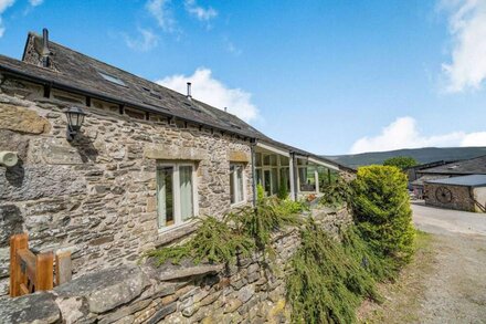 HAWKRIGG COTTAGE, family friendly, with a garden in Kirkby Lonsdale