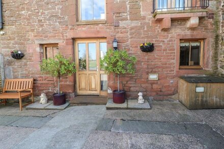 SWALLOW'S NEST, family friendly, character holiday cottage in Penrith