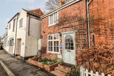 CLEMATIS COTTAGE, pet friendly, with open fire in Market Rasen