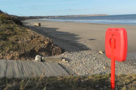 THE LOBSTER POT BEACH HOUSE, pet friendly, with pool in Filey