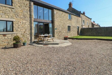 MILLSTONE, pet friendly, character holiday cottage in Staindrop