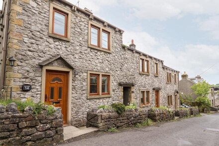 TOP HOUSE, pet friendly, character holiday cottage in Settle