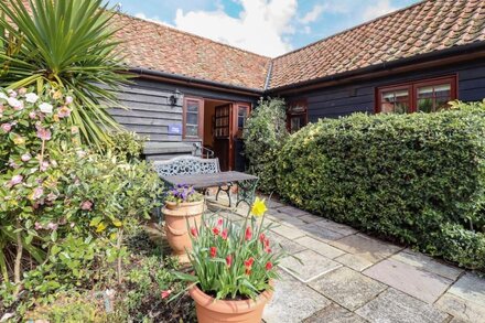 POPPY COTTAGE, pet friendly, with a garden in Little Glemham