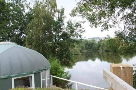 LAKEVIEW YURT, pet friendly, character holiday cottage in Beckford