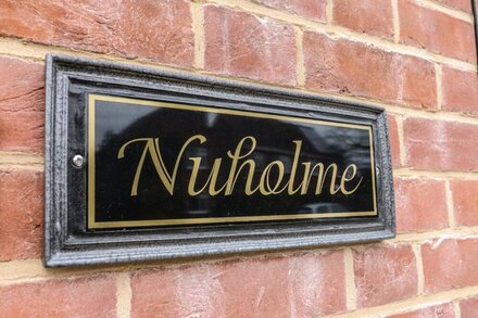 NUHOLME, pet friendly, with open fire in Stalham