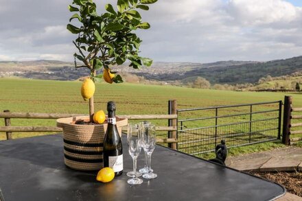 CAMBRIDGE LODGE, luxury holiday cottage, with a garden in Wensley