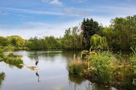 SECRET ISLAND YURT, romantic, with hot tub in Beckford