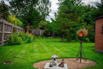 ANVIL LODGE, pet friendly, with a garden in Goulceby