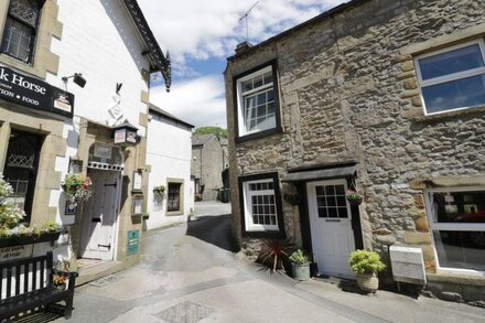 BLACK HORSE COTTAGE, romantic in Giggleswick