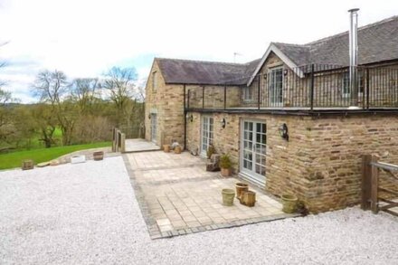 GORSTHEAD MILL FARM, pet friendly, luxury holiday cottage in Bradnop