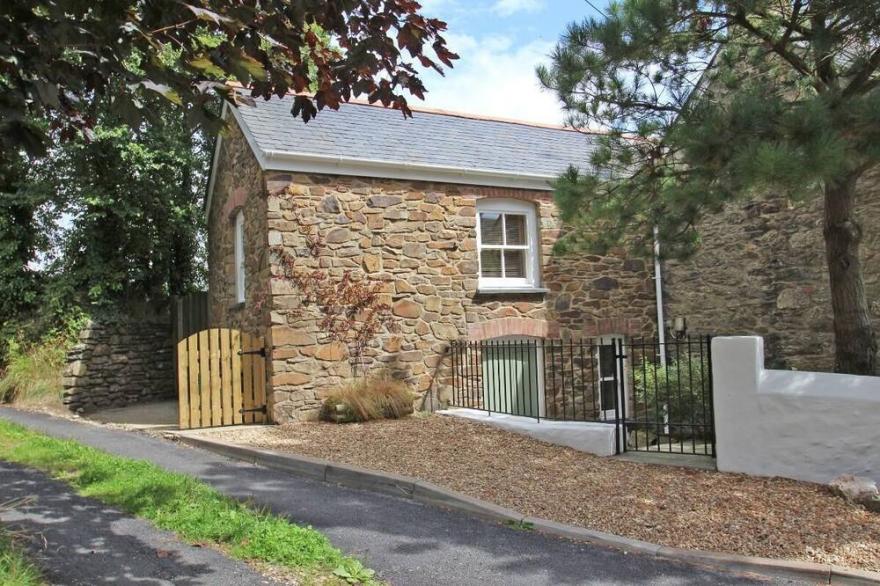 MITHIAN COTTAGE, pet friendly, with a garden in St Agnes