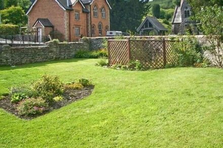 TAILOR'S COTTAGE, pet friendly, with a garden in Abbeycwmhir