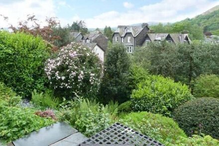 WALKER'S RETREAT, romantic, with a garden in Ambleside