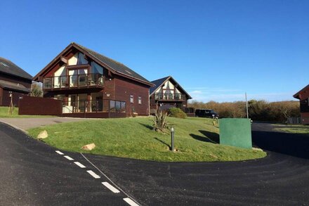 REDWOOD LODGE, RETALLACK, family friendly in St Columb Major