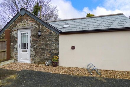 THE TACK ROOM COTTAGE, pet friendly, with a garden in Ashover