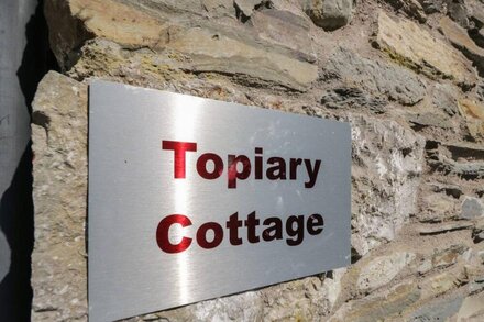 TOPIARY COTTAGE, with a garden in Ings