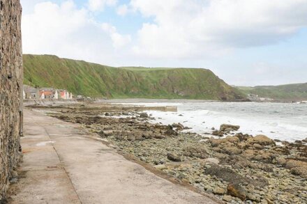 49 CROVIE VILLAGE, character holiday cottage in Crovie