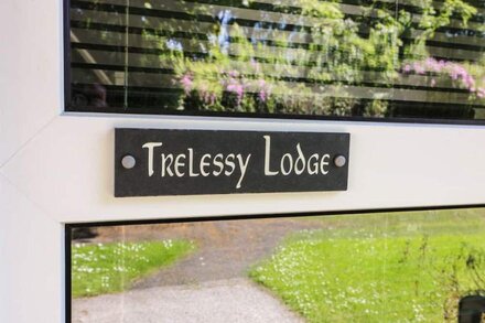 TRELESSY LODGE, pet friendly, character holiday cottage in Amroth