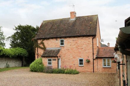 PEBWORTH COTTAGE, family friendly, luxury holiday cottage in Pebworth