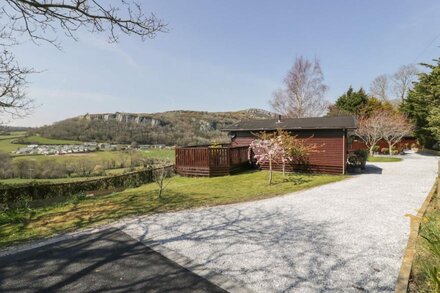 ALPINE LODGE, family friendly, with a garden in Rhyd-Y-Foel