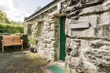 TY CERRIG, pet friendly, character holiday cottage in Llanbedr