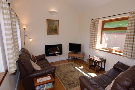 ASH COTTAGE, country holiday cottage, with a garden in Exeter