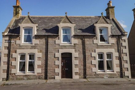 HOLLY HOOSE, pet friendly, country holiday cottage in Findochty